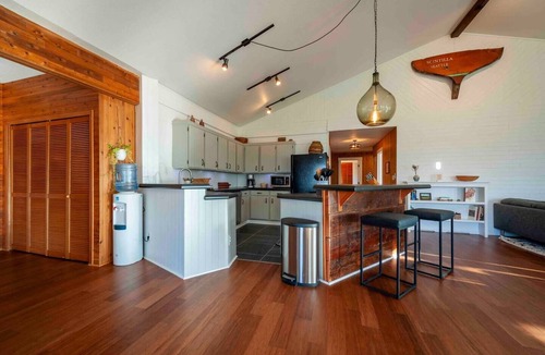 Lummi Island House | Seaside Home Hot Tub/Sauna/Pickleball