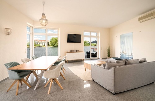 Muritz House | "Seaside House" vacation home with direct lake access and a sun deck
