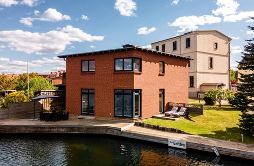 Muritz House | "Seaside House" vacation home with direct lake access and a sun deck
