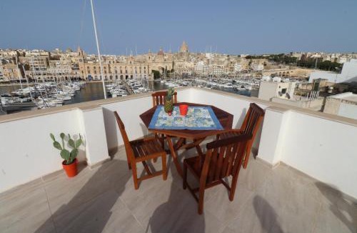 Senglea House | Seaside Independent Townhouse with Lift & Free Parking