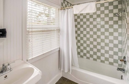 Downtown Cannon Beach Hotel | Seaside Serenity a Short Walk from Haystack Rock! Kitchenette, Parking!