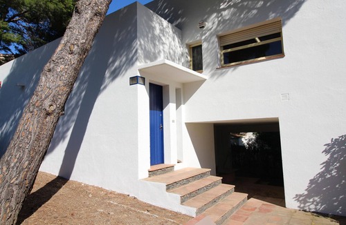 Llanca Villa | Seaside Villa with Garden, 100m from La Farella Beach, 3 Bedrooms, Sleeps 6