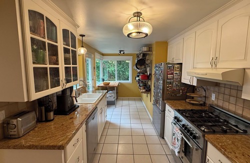 Lake Forest Park House | Seattle Area 3BR Retreat – Easy Transit Access & Large Patio W/View