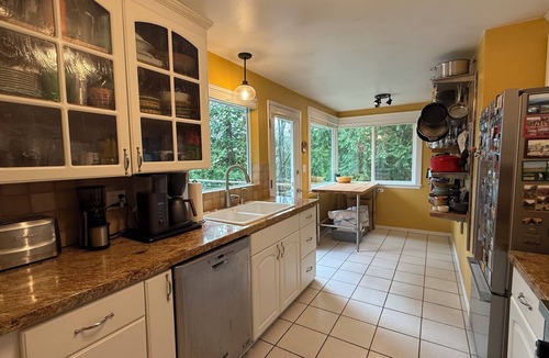 Lake Forest Park House | Seattle Area 3BR Retreat – Easy Transit Access & Large Patio W/View