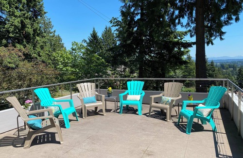 Lake Forest Park House | Seattle Area 3BR Retreat – Easy Transit Access & Large Patio W/View