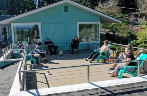 Lake Forest Park House | Seattle Area 3BR Retreat – Easy Transit Access & Large Patio W/View