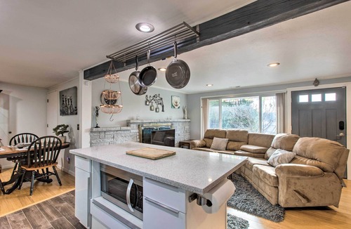 Mountlake Terrace House | Seattle Area Getaway ~ 5 Mi to Puget Sound!