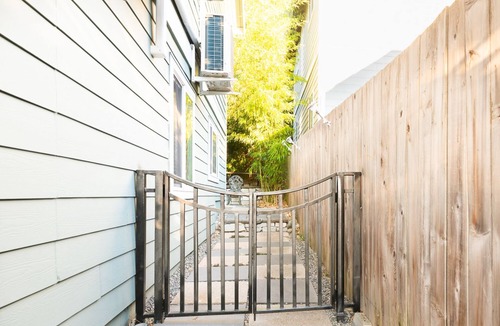 Brighton Apartment | Seattle Guest Suite with Private Yard