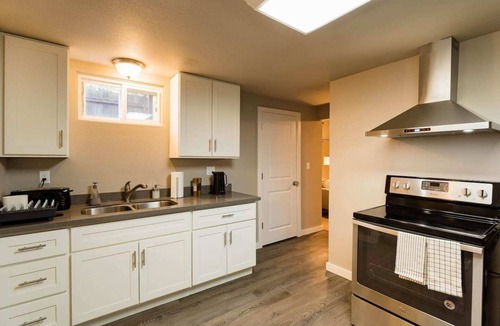 Highline House | Seattle Launchpad - Cozy and Modern 2 BR Guest Suite