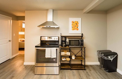 Highline House | Seattle Launchpad - Cozy and Modern 2 BR Guest Suite