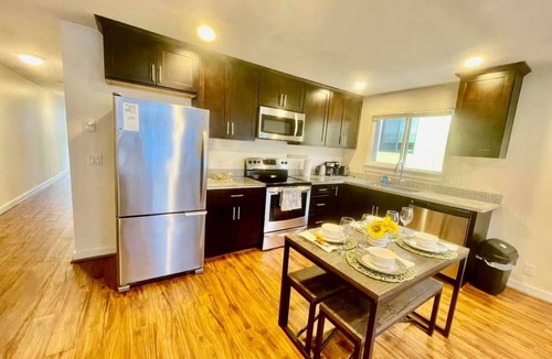 West Queen Anne Hotel | Seattle luxury 4 Suites Retreat - Sophisticated Urban Living w Space, Style, and unmatched Comfort