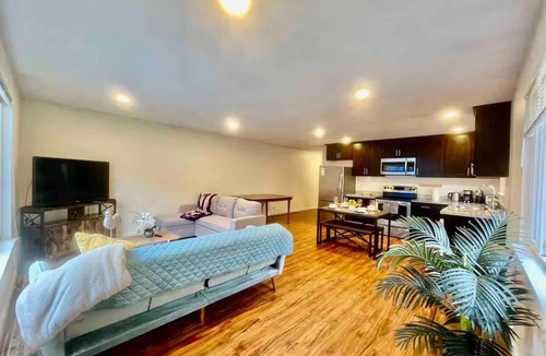 West Queen Anne Hotel | Seattle luxury 4 Suites Retreat - Sophisticated Urban Living w Space, Style, and unmatched Comfort