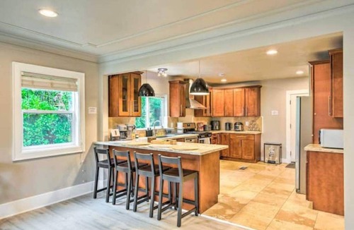 Victory Heights House | Seattle Oasis with a modern touch - Free parking