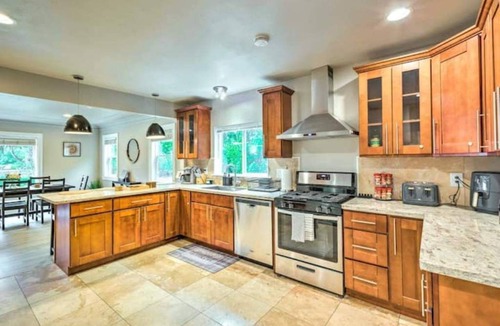 Victory Heights House | Seattle Oasis with a modern touch - Free parking