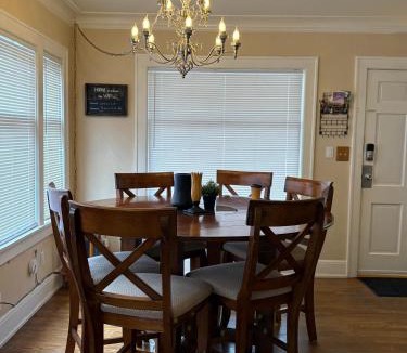 North Queen Anne House | Seattle-Queen Anne-7 BR 3 BA-One Block to SPU