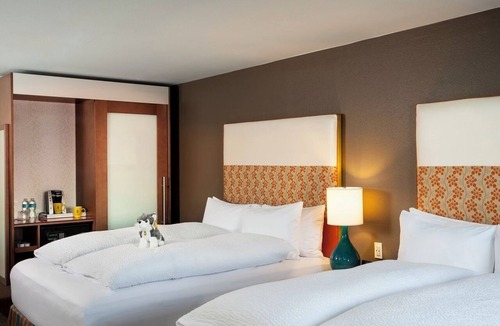 University District Hotel | Seattle Stay w/Tropical Decor | Pool Access & Pet-friendly