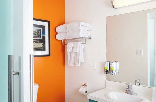 University District Hotel | Seattle Stay w/Welcoming Vibes | Seasonal Outdoor Pool Access, 2 Family Rooms