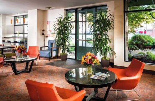 University District Hotel | Seattle Stay w/Welcoming Vibes | Seasonal Outdoor Pool Access, 2 Family Rooms