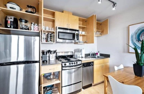 North Beacon Hill Apartment | Seattle Studio - Top-Floor Mt. Rainier Views - In-Unit W/D - Monthly