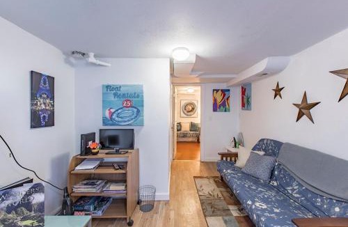 Eastlake Apartment | Seattle Urban Village- Unit B- Lago Vista- Lake Union- Sleeps 6