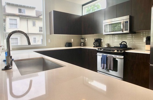 Wallingford House | Seattle Vacation Home: 3 master bedrooms in Wallingford with amazing roof deck!