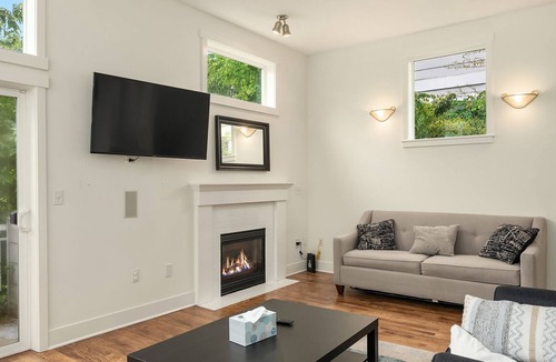 Mann House | Seattle Vacation Home: 3 en-suite bedrooms with outdoor space!