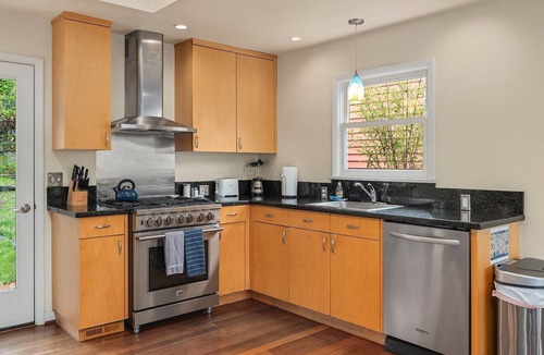 Columbia City House | Seattle Vacation Home: Bright 3 bedroom home with updated kitchen in Columbia City