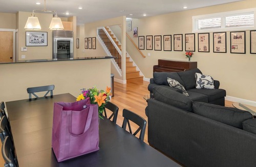 Mann House | Seattle Vacation Home: House of Suffrage - 5 bedroom, sleeps 16!