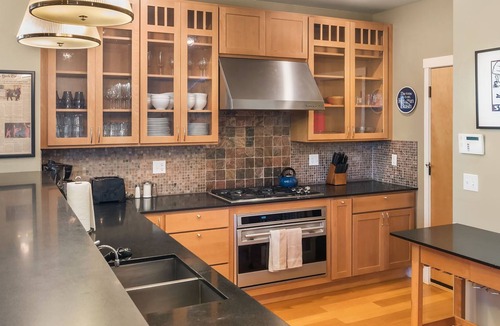 Mann House | Seattle Vacation Home: House of Suffrage - 5 bedroom, sleeps 16!