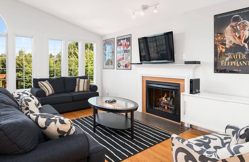 Mann House | Seattle Vacation Home: The Big Top - Modern 5 bedroom, gameroom, sleeps 20