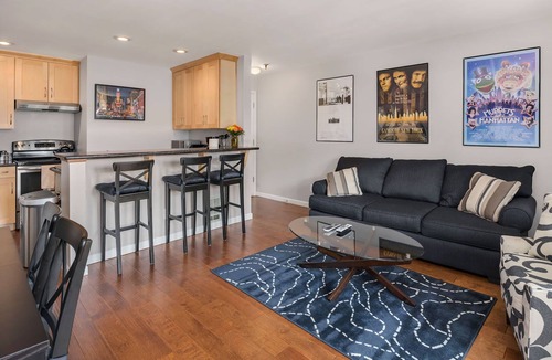 Mann Apartment | Seattle Vacation Home: Thomas Lodge "New York" - Bright & Comfy 2 Bed/2 Bath