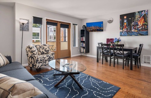 Mann Apartment | Seattle Vacation Home: Thomas Lodge "New York" - Bright & Comfy 2 Bed/2 Bath