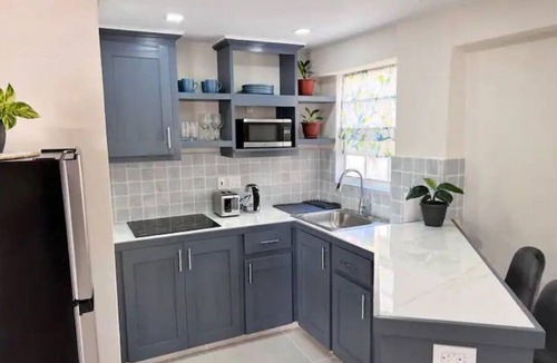 Douglas Apartment | Seavetri Two - Modern apartment near serene beach and town centre