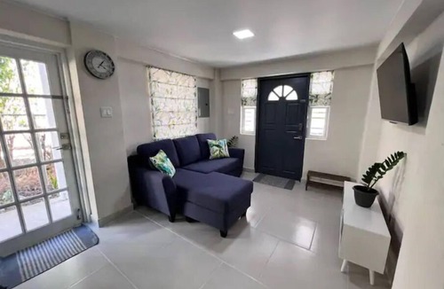 Douglas Apartment | Seavetri Two - Modern apartment near serene beach and town centre