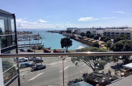 Ahuriri Apartment | Seaview Apartment-2B/@2B on Top story within the West Quay apartments