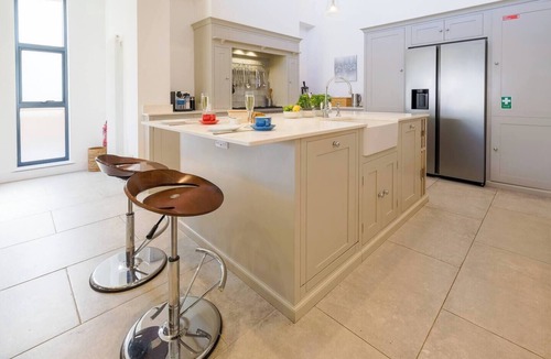 Seaview House | Seaview near Beach | 6BR 4.5 Bath | Modern Kitchen | Sleeps 12 | EV | Pets | AC