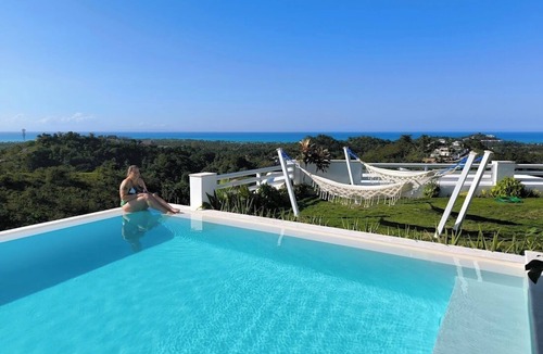La Ceiba Villa | Seaview queen room with 2 shared bathrooms