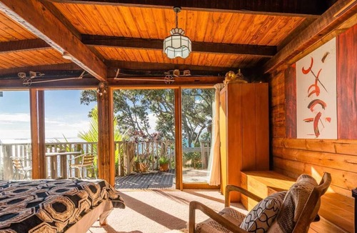 Waiwera Cabin | Seaview room on the cliff, only 7 minutes from Orewa town.