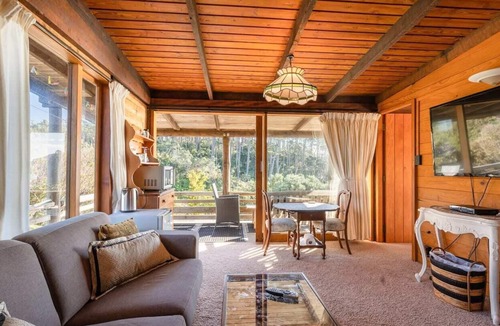 Waiwera Cabin | Seaview room on the cliff, only 7 minutes from Orewa town.