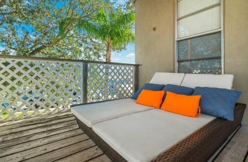 Sebring Apartment | Sebring Circle Studio Stay- Postcard Mural Views