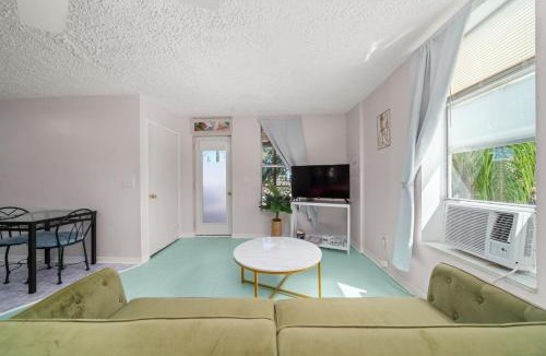 Sebring Apartment | Sebring Circle Studio Stay- Postcard Mural Views