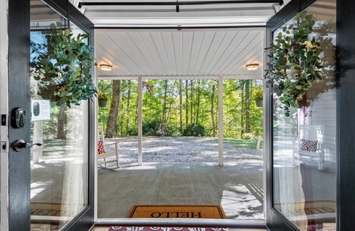 White Bluff House | Secluded 10-Acre Retreat, 2 Properties w/in 5 min walk of each other - Sleeps 14