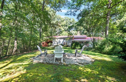 White Bluff House | Secluded 10-Acre Retreat, 2 Properties w/in 5 min walk of each other - Sleeps 14