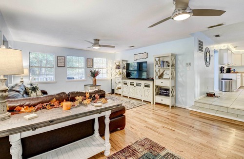 Crestview House | Secluded 2-Home Getaway on < 13 Forest Acres!