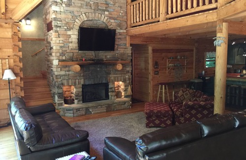 Metamora Cabin | Secluded 4 bed 4 bath Cabin with Fire Pit, Hot Tub, and relaxing surroundings!