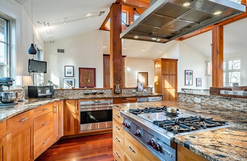 Valley Forge House | Secluded Amish post and beam custom-built home w/hot tub at Valley Forge Park