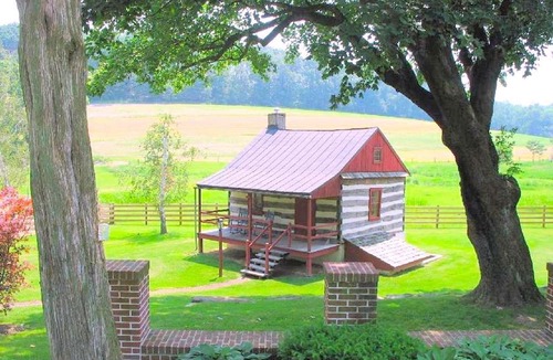 Robesonia Cabin | Secluded and Rustic Cabin with a Private Deck near Reading, Pennsylvania