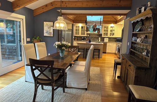 Grahams Island State Park House | Secluded Bayfront Retreat — Cozy Southampton Escape