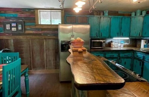 Dora Cabin | Secluded cabin adjoins Mark Twain National Forest