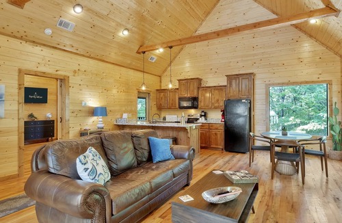 Broken Bow House | Secluded Cabin Getaway w/Hot Tub & Games